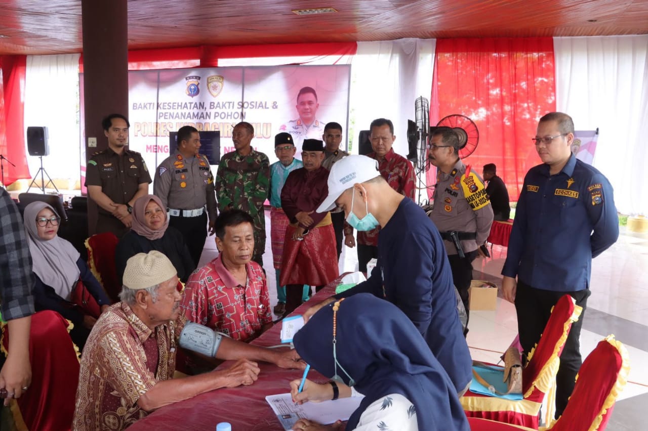 Polres Inhu Menggelar Bakti Sosial Kesehatan dan Penanaman Pohon